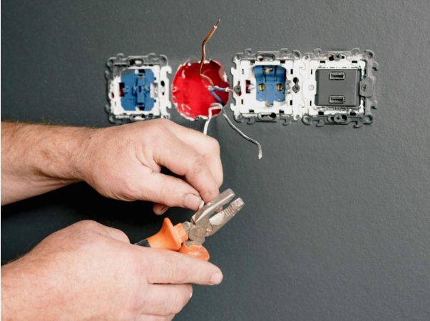 How to Pick the Right Electrician for Your Home in Phoenix